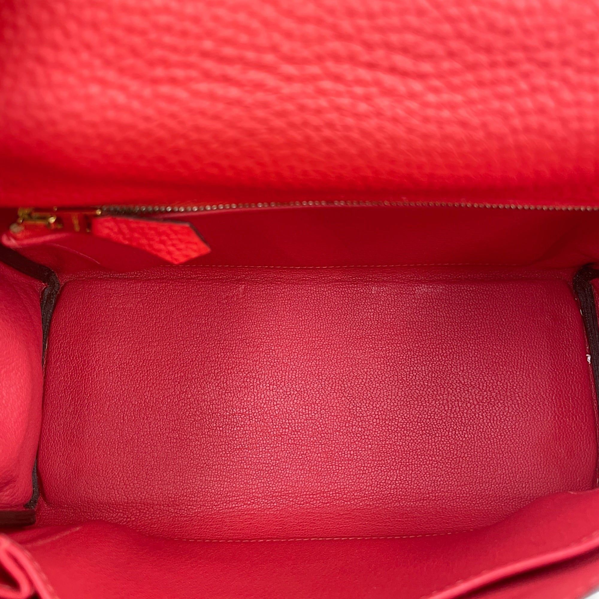 Kelly 25 Rouge Pivoine in Togo, Gold hardware