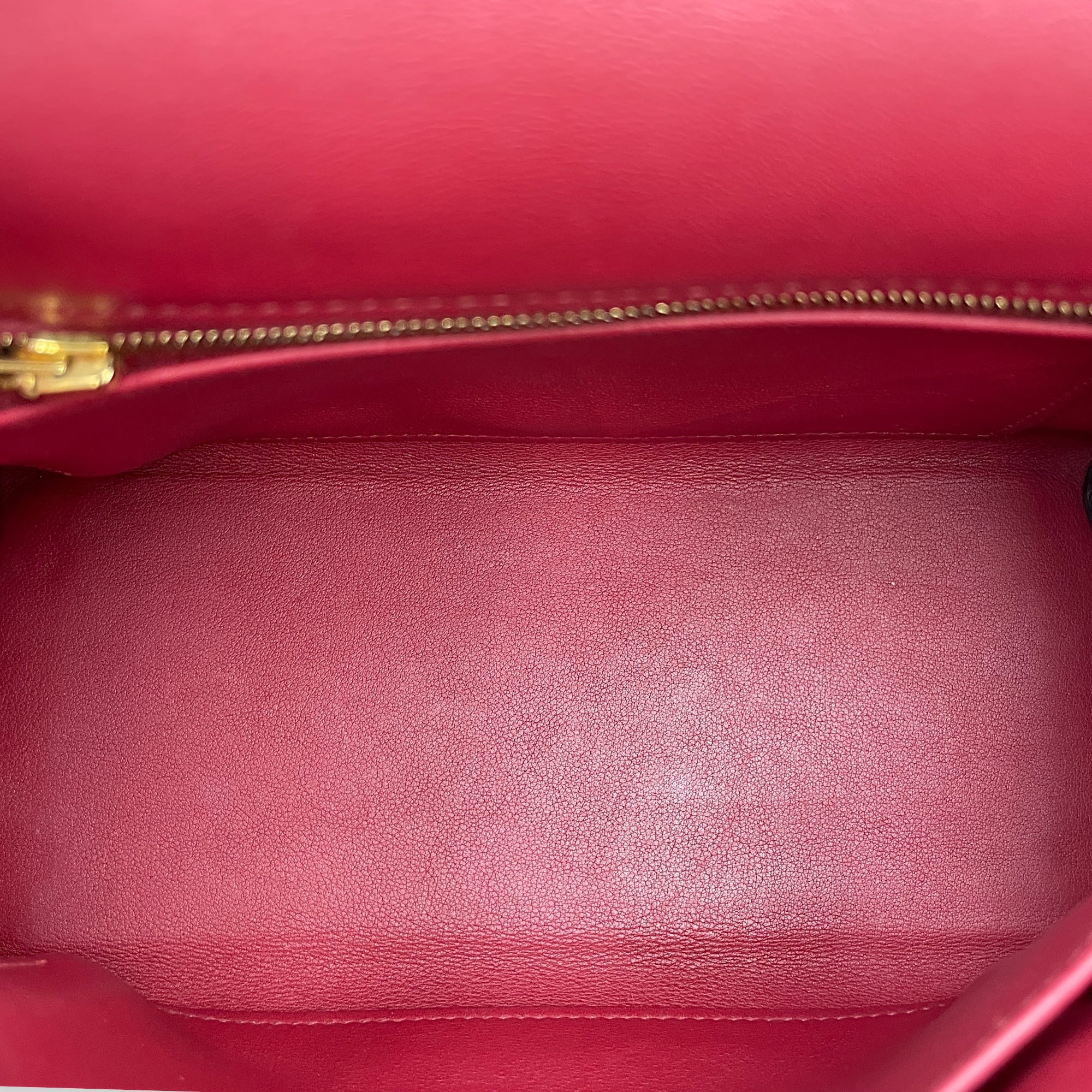 Kelly 25 Rouge Grenat in Swift, Gold hardware