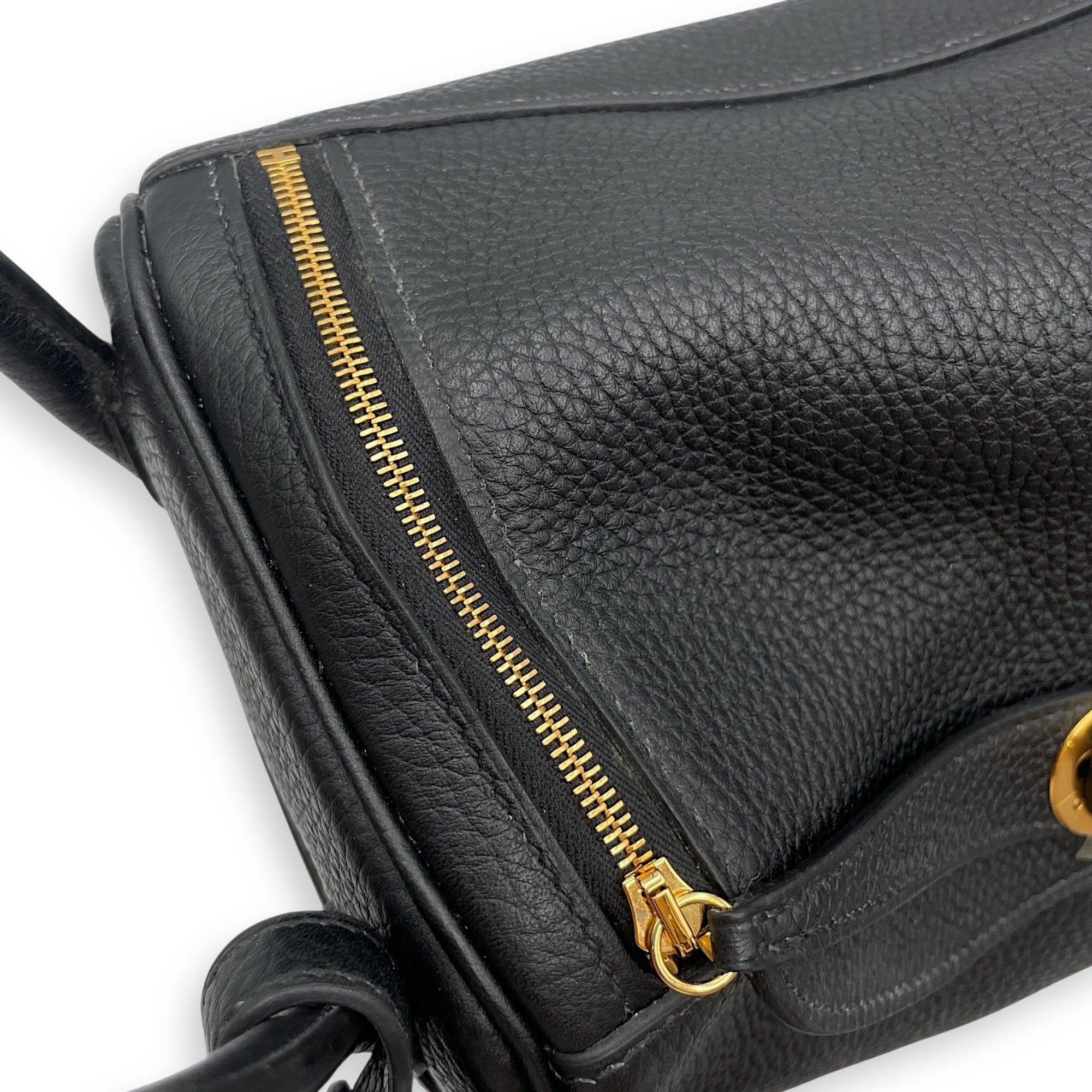Lindy 26 Black in Clemence, Gold hardware