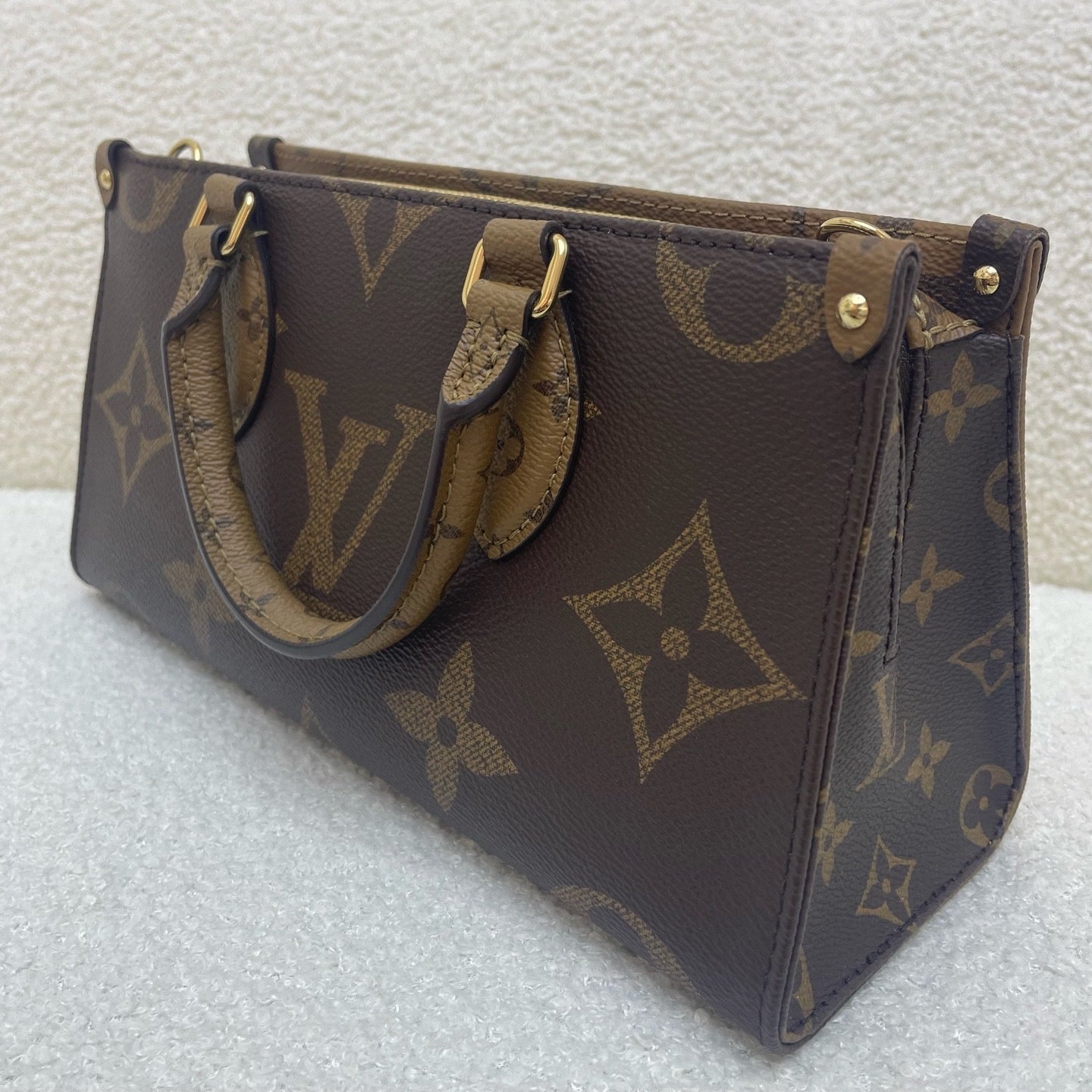 Louis Vuitton OnTheGo East West Chain Two-way Handbag