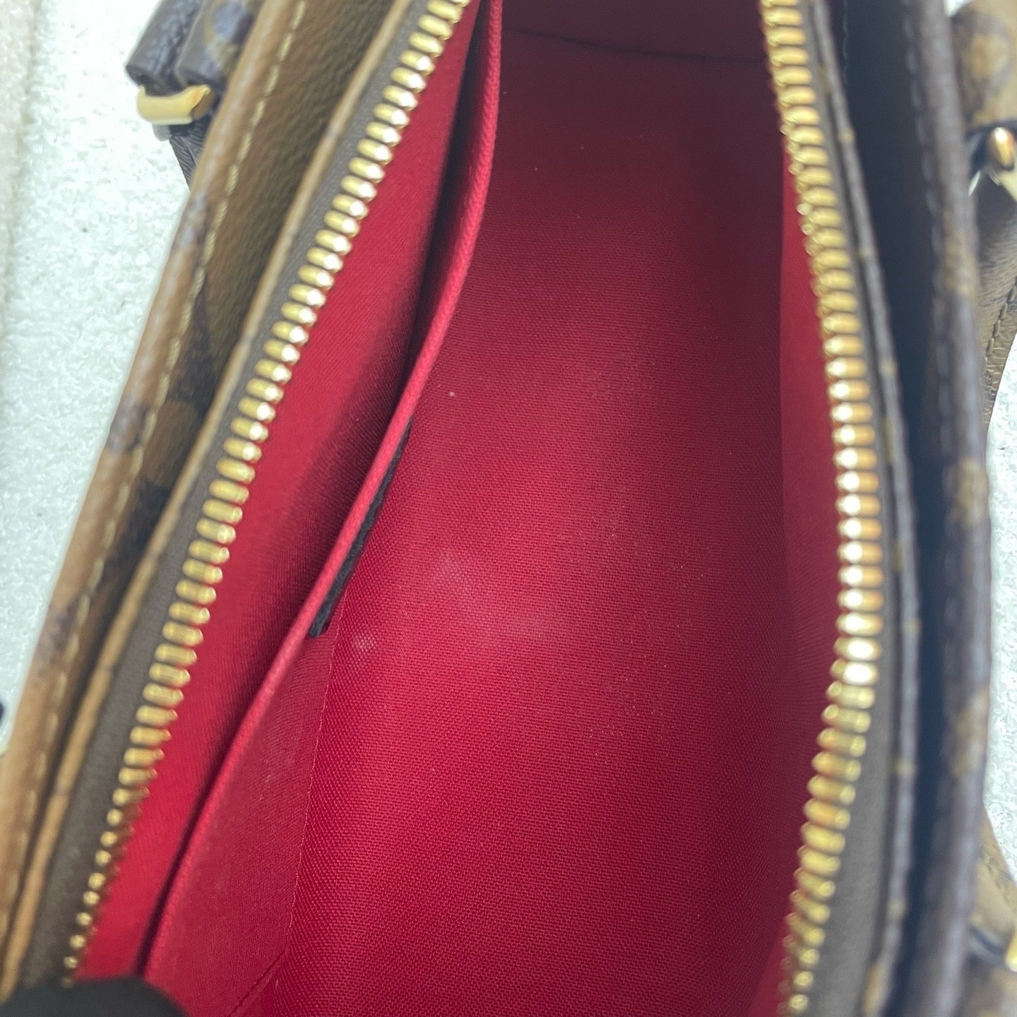 Louis Vuitton OnTheGo East West Chain Two-way Handbag