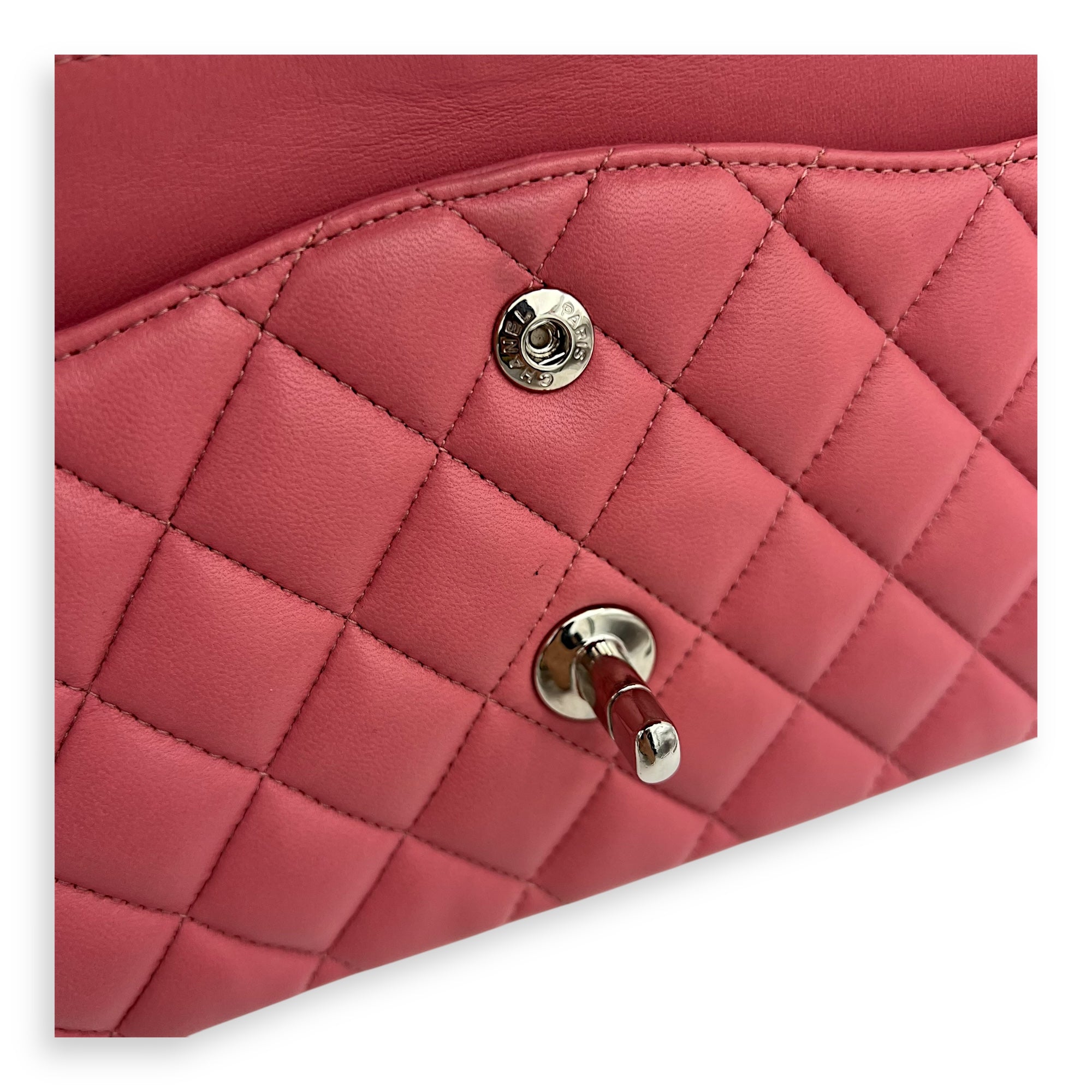 Classic Medium Pink Shoulder Bag in Lambskin, Silver hardware