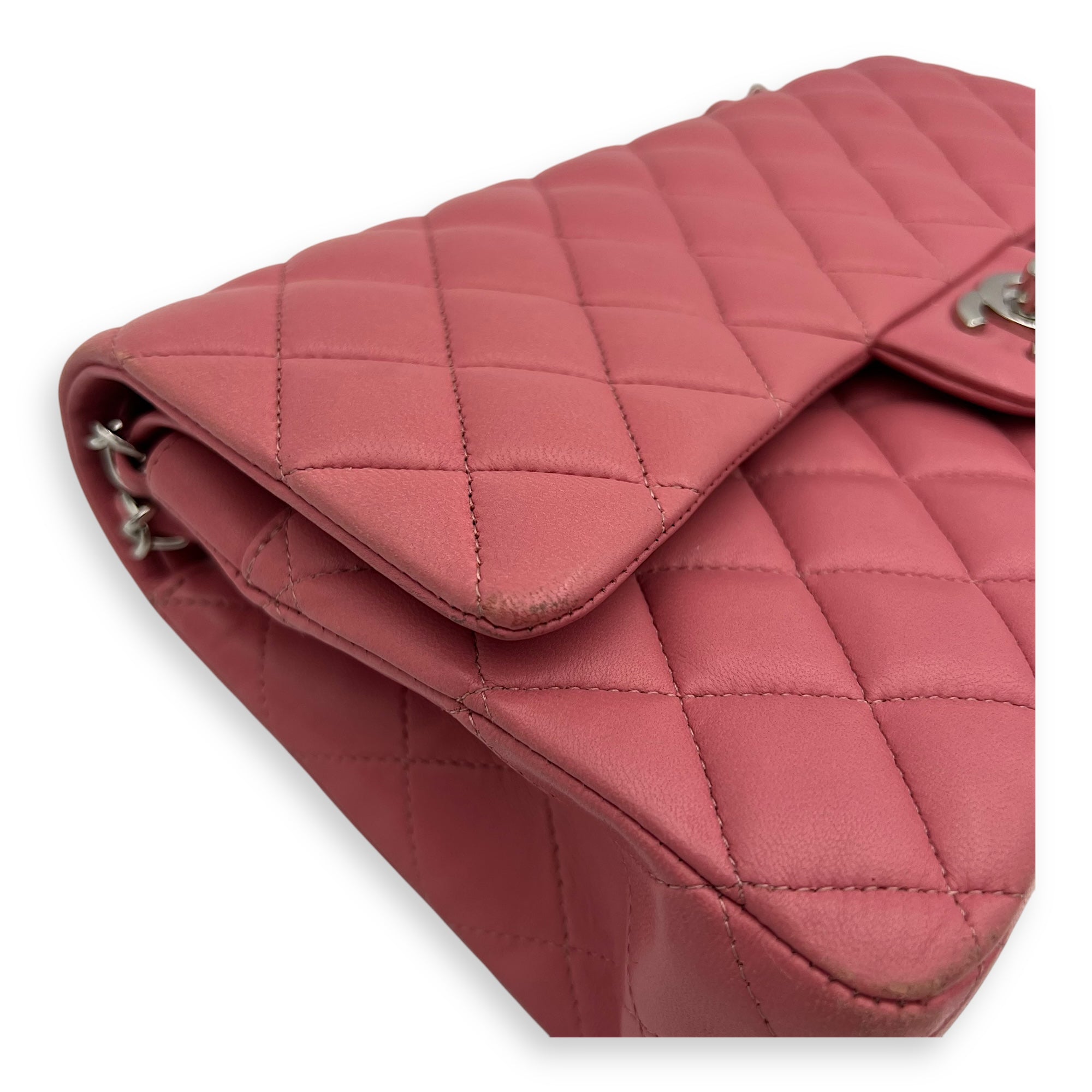 Classic Medium Pink Shoulder Bag in Lambskin, Silver hardware