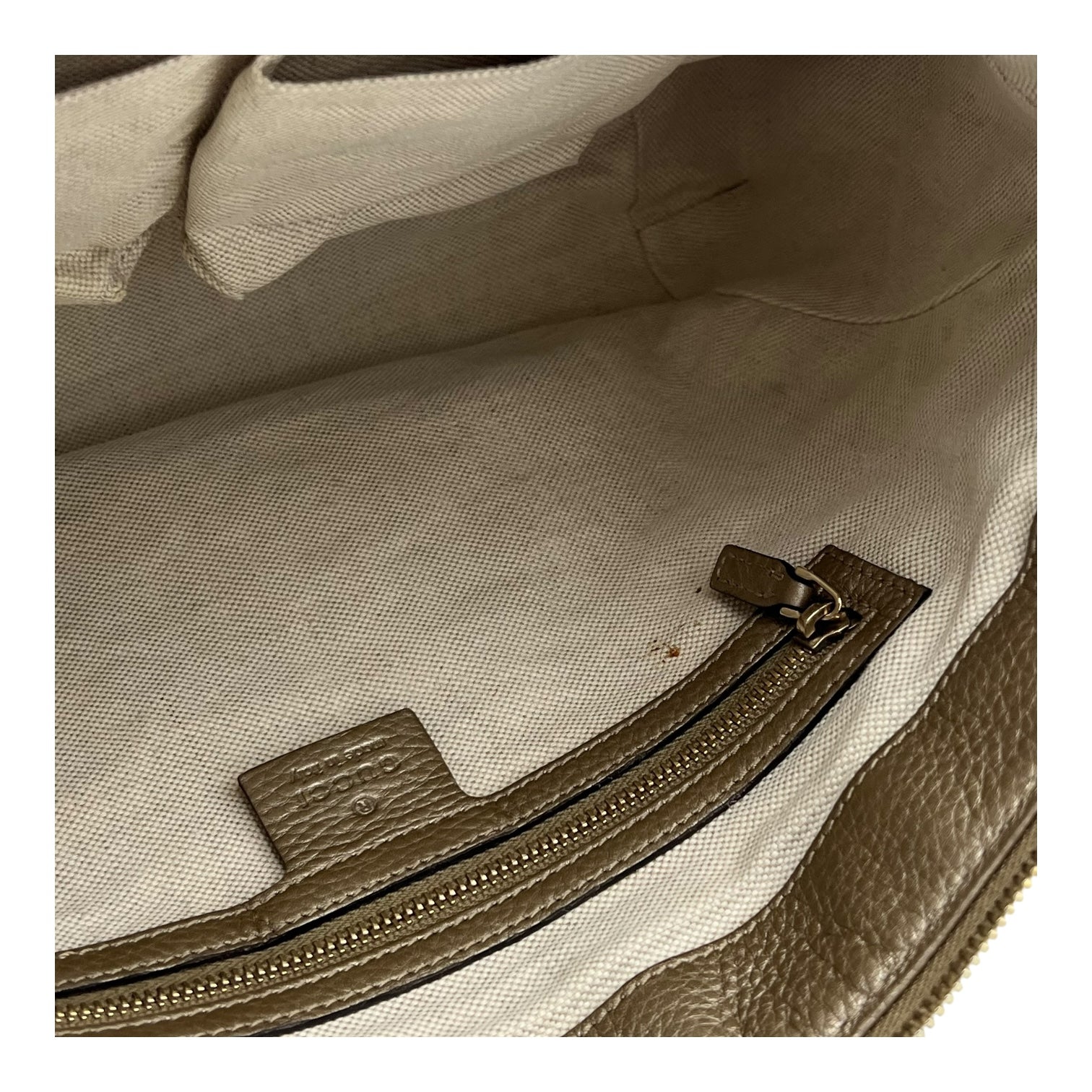 Twist Shoulder Bag Gold in Calfskin, Gold hardware