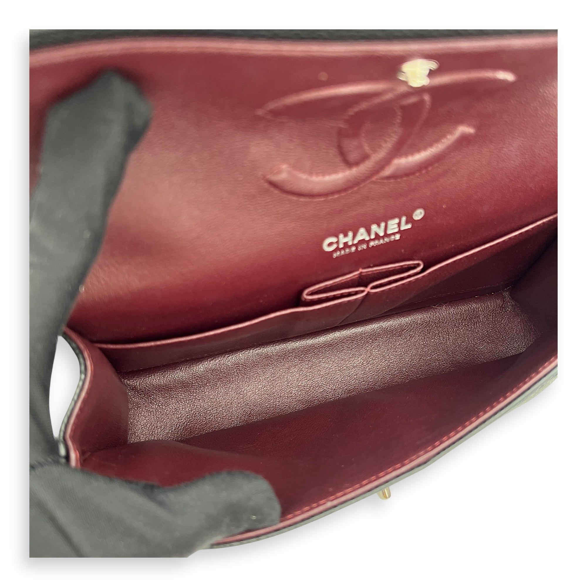 Classic Medium Black Shoulder Bag in Caviar Leather, Silver hardware