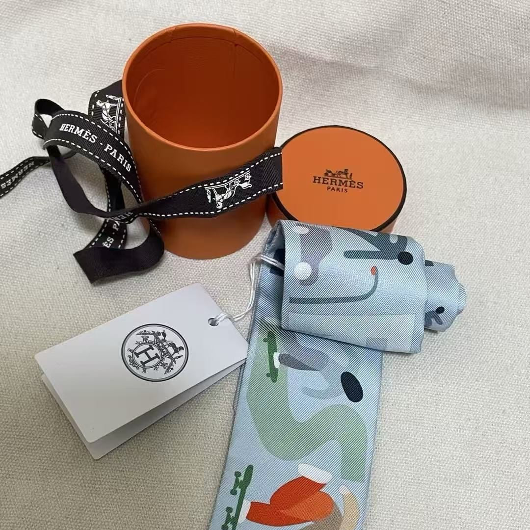Hermes box with "free posture" Twilly scarf