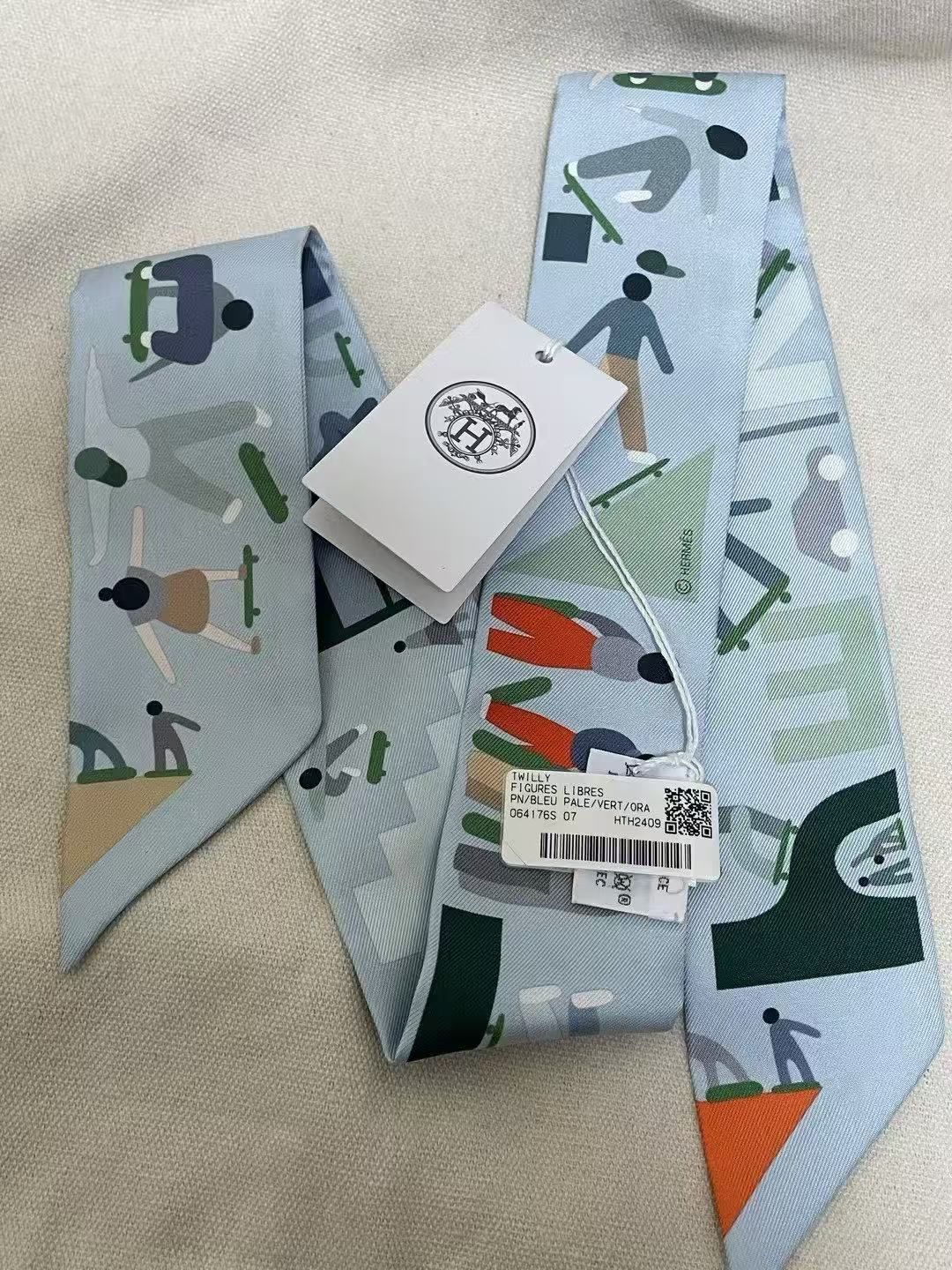 Hermes box with "free posture" Twilly scarf